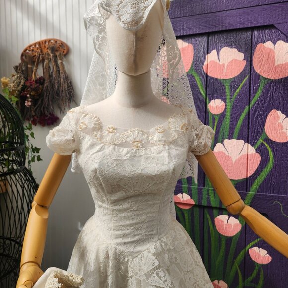 Vintage 1950s Fan Lace Wedding Gown with Beaded Illusion Neckline - Picture 4 of 15